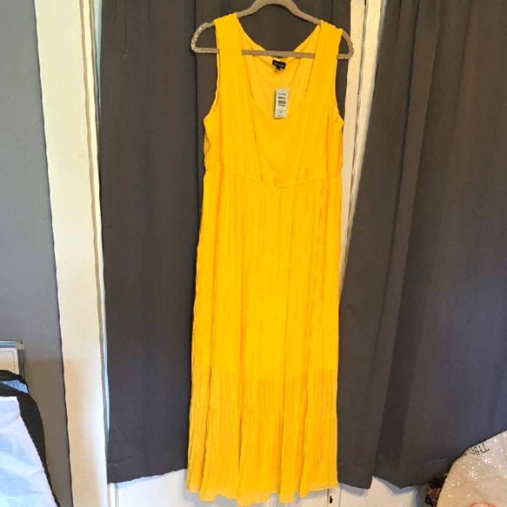 NWT Torrid Women's Sunflower Yellow Sleeveless Maxi Dress Pleated Flowy Sz 18/20